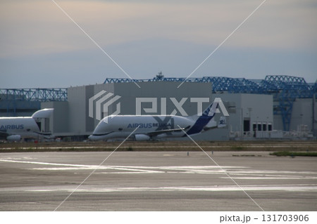 フランス・トゥールーズ空港に駐機するエアバスベルーガ フランス・トゥールーズ空港に駐機するエアバスベルーガ 131703906
