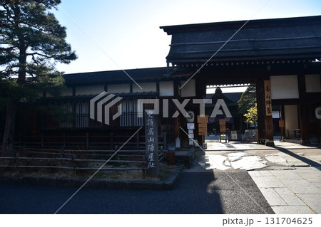 日本の岐阜県高山市　春の高山祭期間中　観光名所の高山陣屋　案内看板と古い日本家屋　朝の静かな様子 131704625