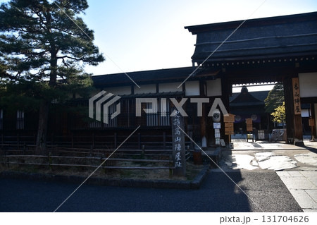 日本の岐阜県高山市　春の高山祭期間中　観光名所の高山陣屋　案内看板と古い日本家屋　朝の静かな様子 131704626