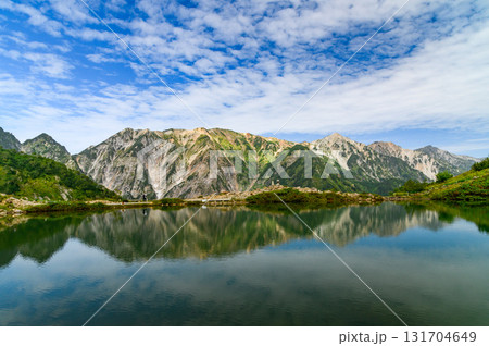 夏の唐松岳・八方池に映る白馬三山の絶景 131704649