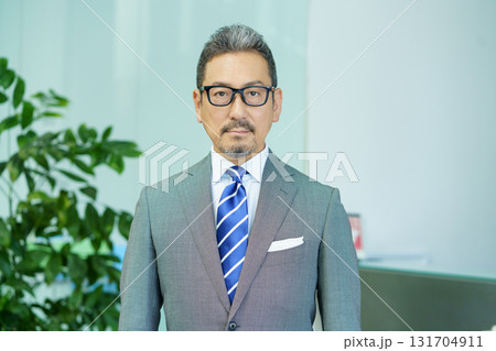 ミドルエイジのジャケットを着た男性の上半身のポートレート　撮影協力:スカパー東京メディアセンター 131704911