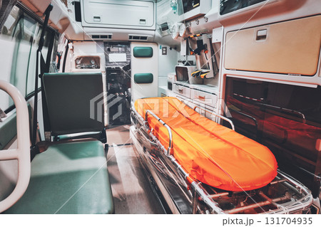 救急車の車内風景 救急車の車内風景 131704935