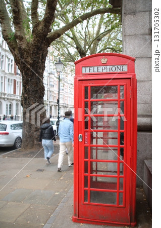 街角に佇むロンドンの赤い電話ボックス 131705302