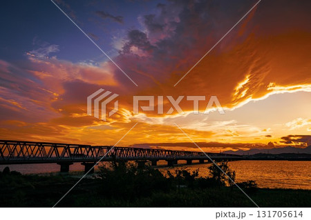 真っ赤に燃える夕景 131705614