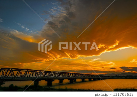 真っ赤に燃える夕景 131705615