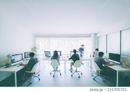 オフィス風景　社内　デスクに向かって仕事 131705731