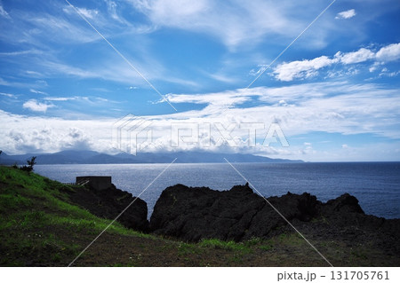夏の津軽半島　鋳釜崎キャンプ場の展望台から竜飛岬を望む 131705761