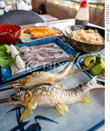 初夏の味覚「鮎料理」塩焼き、刺身、フライ、ご飯 131706137