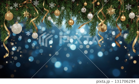 【クリスマス背景】ゴールドとホワイトのオーナメントが輝く冬のイルミネーション 131706294