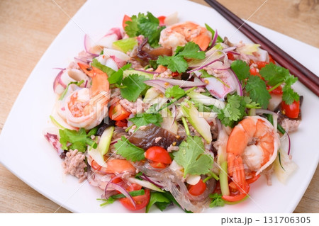 タイ料理、エスニック料理のヤムウンセン（手作り）、春雨とシーフードとパクチーのサラダ。 131706305