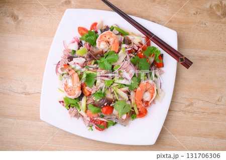 タイ料理、エスニック料理のヤムウンセン（手作り）、春雨とシーフードとパクチーのサラダ。 131706306