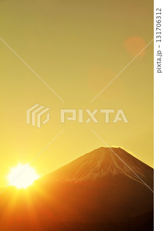 富士山と初日の出 131706312