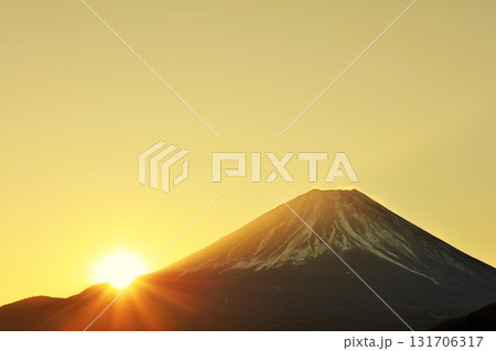 富士山と初日の出 131706317