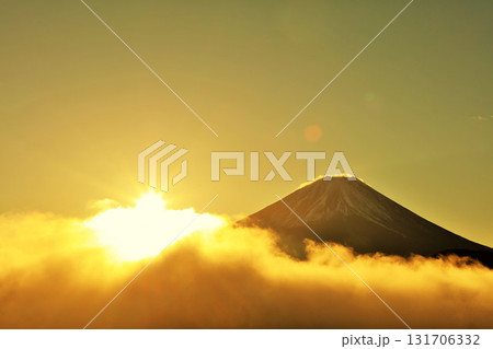 夜明けの太陽と雲海 そして富士山 夜明けの太陽と雲海 そして富士山 131706332