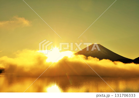 夜明けの太陽と雲海　そして富士山 131706333