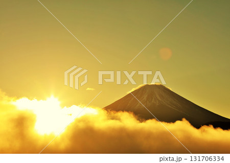 夜明けの太陽と雲海 そして富士山 夜明けの太陽と雲海 そして富士山 131706334