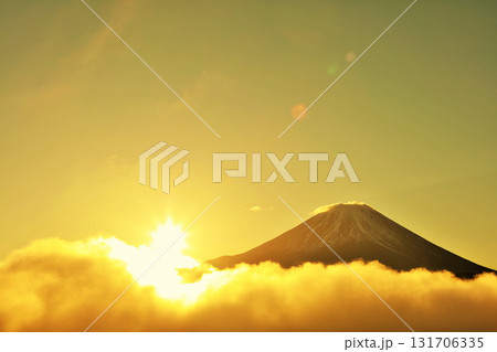 夜明けの太陽と雲海 そして富士山 夜明けの太陽と雲海 そして富士山 131706335