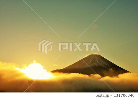 夜明けの太陽と雲海 そして富士山 夜明けの太陽と雲海 そして富士山 131706340