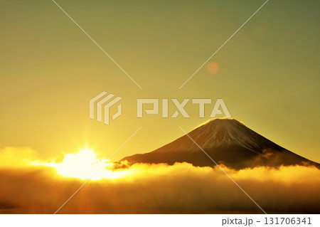 夜明けの太陽と雲海 そして富士山 夜明けの太陽と雲海 そして富士山 131706341