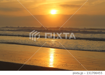 海から見る日の出 131706455