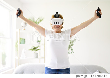 nice senior woman play virtual reality game 131706616