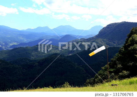 大分県玖珠町　伐株山山頂の緑の草原と山々の風景 131706765