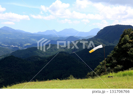 大分県玖珠町　伐株山山頂の緑の草原と山々の風景 131706766
