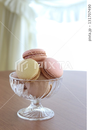 ガラスの器に入ったカラフルなマカロン ガラスの器に入ったカラフルなマカロン 131707490
