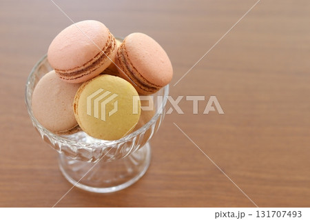 ガラスの器に入ったカラフルなマカロン 131707493