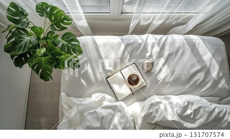 朝の光が差し込む明るい寝室インテリア（Natural Bedroom Series） 131707574