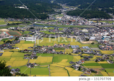 大分県玖珠町 伐株山山頂の眺望 玖珠盆地の田園風景と町並み 大分県玖珠町 伐株山山頂の眺望 玖珠盆地の田園風景と町並み 131707709