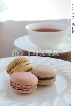 マカロンと紅茶 131707714