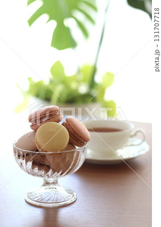 マカロンと紅茶 131707718