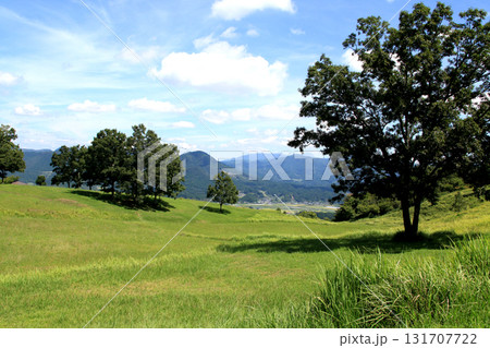 大分県玖珠町 伐株山山頂の緑の草原 爽やかな風景 大分県玖珠町 伐株山山頂の緑の草原 爽やかな風景 131707722