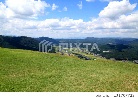 大分県玖珠町 伐株山山頂の緑の草原 爽やかな風景 大分県玖珠町 伐株山山頂の緑の草原 爽やかな風景 131707725