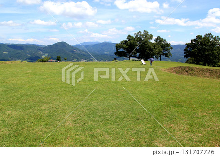 大分県玖珠町　伐株山山頂の緑の草原　爽やかな風景 131707726
