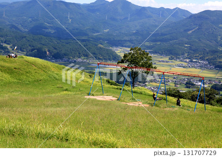 大分県玖珠町 伐株山山頂の緑の草原 爽やかな風景 大分県玖珠町 伐株山山頂の緑の草原 爽やかな風景 131707729