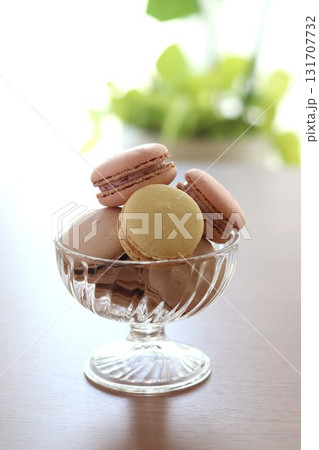 ガラスの器に入ったマカロン ガラスの器に入ったマカロン 131707732