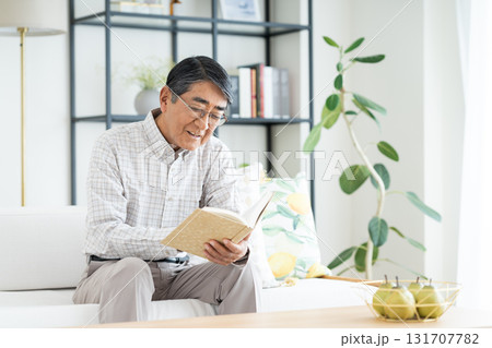 リビングで読書をするシニアの檀勢 リビングで読書をするシニアの檀勢 131707782