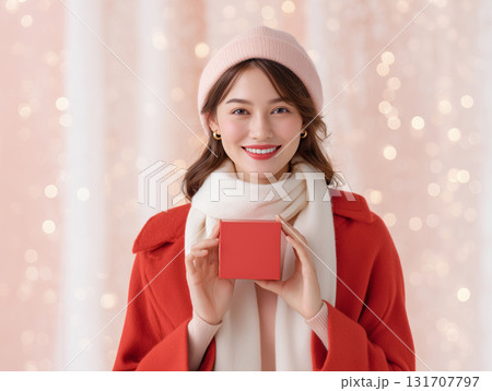 プレゼントを持った女性の華やかな冬スタイル 131707797