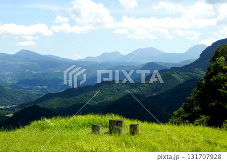 大分県玖珠町 伐株山山頂の緑の草原と山々の風景 大分県玖珠町 伐株山山頂の緑の草原と山々の風景 131707928