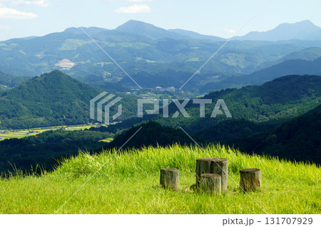 大分県玖珠町 伐株山山頂の緑の草原と山々の風景 大分県玖珠町 伐株山山頂の緑の草原と山々の風景 131707929