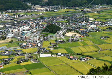 大分県玖珠町　伐株山山頂の眺望　玖珠盆地の田園風景と町並み 131708084