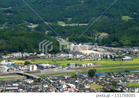 大分県玖珠町 伐株山山頂の眺望 玖珠盆地の田園風景と町並み 大分県玖珠町 伐株山山頂の眺望 玖珠盆地の田園風景と町並み 131708085