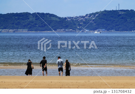 盛夏、燧灘に浮かぶ観音寺市の伊吹島を三豊市仁尾町の父毋ヶ浜から見る 131708432