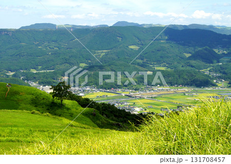 大分県玖珠町　伐株山山頂の緑の草原　爽やかな風景 131708457