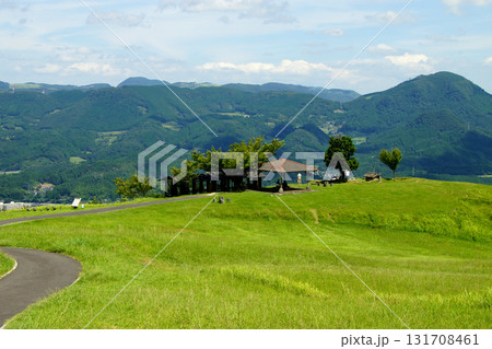 大分県玖珠町　伐株山山頂の緑の草原　爽やかな風景 131708461