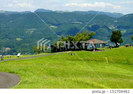 大分県玖珠町　伐株山山頂の緑の草原　爽やかな風景 131708462