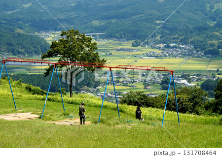 大分県玖珠町　伐株山山頂の緑の草原　爽やかな風景 131708464