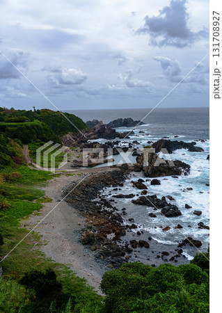 本州最南端の岬にある潮岬灯台展望台からの眺め　岩の並ぶ波打ち際に打ち寄せる白波① 131708927